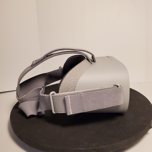 Oculus Go Standalone VR Headset
I had to buy the controller separately (Added) - Picture 2 of 11